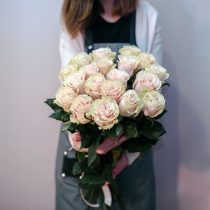 Букет 19 розовых роз