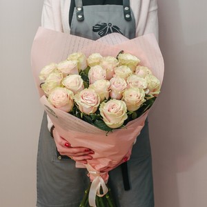 Букет 19 розовых роз
